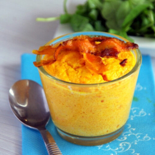 Flan de carottes, servi avec une salade.