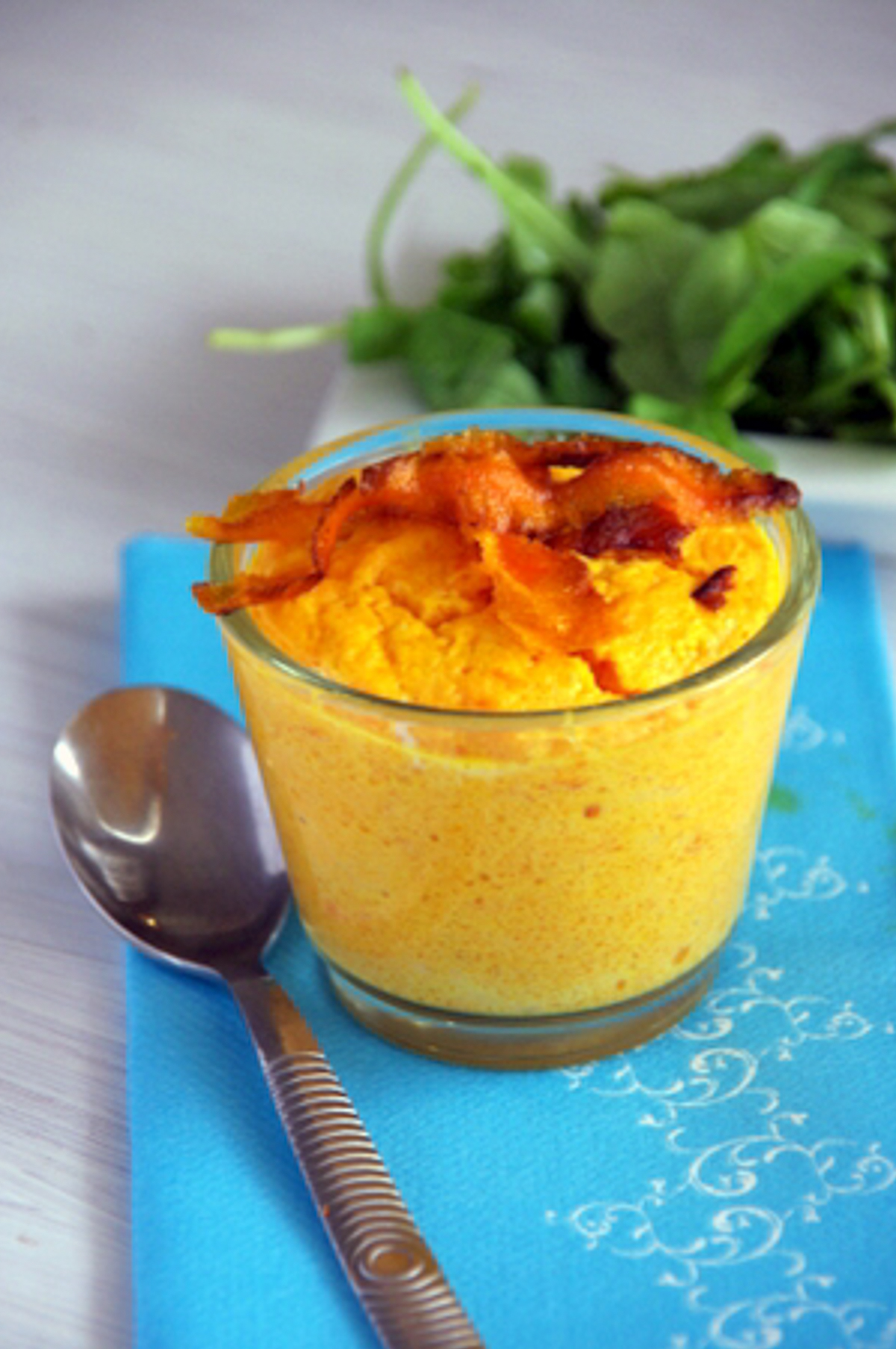 Flan de carottes, servi avec une salade.