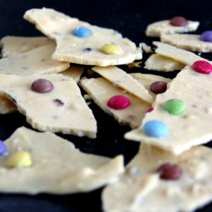 Éclats de chocolat blanc aux bonbons colorés