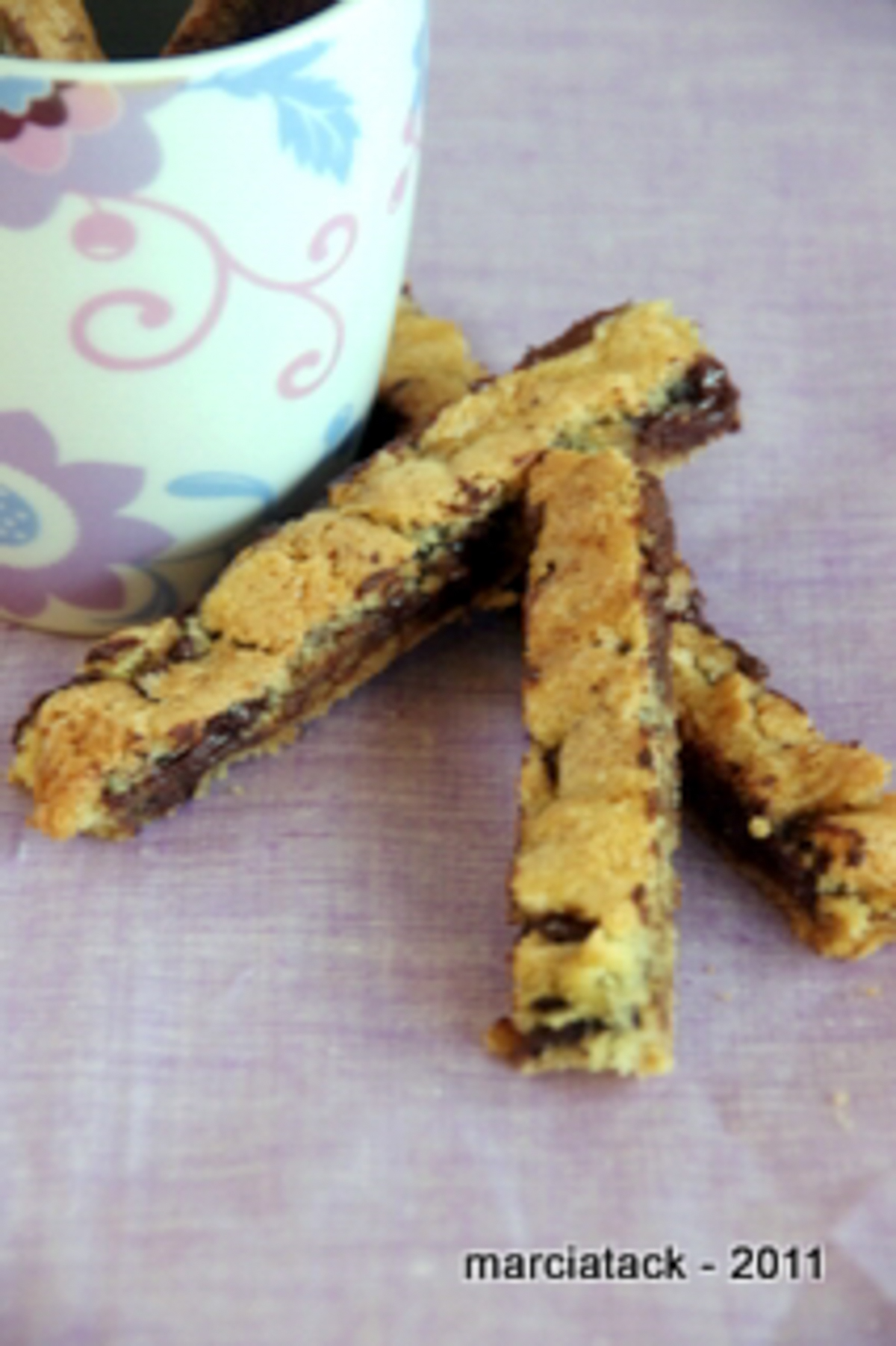 Bâtonnets de brownie au chocolat, tasse à motifs