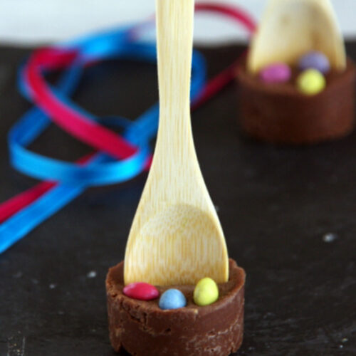 Coupelle chocolat, œufs colorés, cuillère bois : Pâques