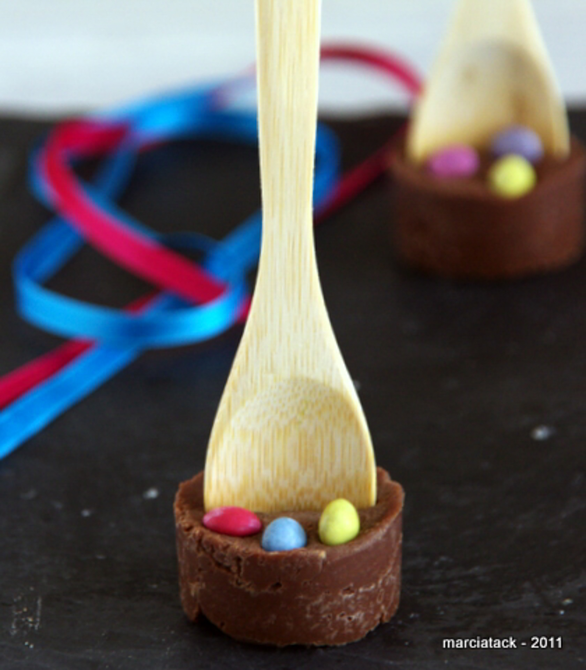 Coupelle chocolat, œufs colorés, cuillère bois : Pâques