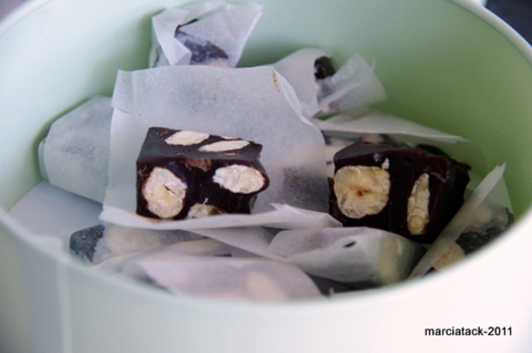 Boîte de fudge au chocolat et aux noisettes.