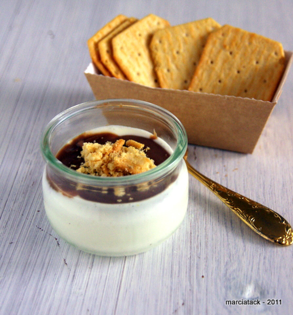 Dessert crémeux avec sauce chocolat et crackers salés.