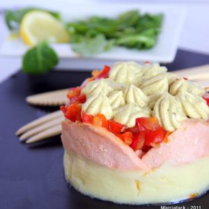 Tartare de saumon, purée et sauce à l'estragon