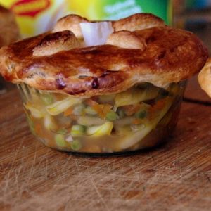 Tourte aux légumes maison, pâte feuilletée dorée.