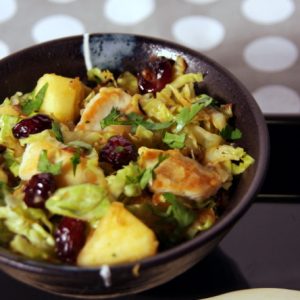 Salade de chou, poulet, ananas et cranberries