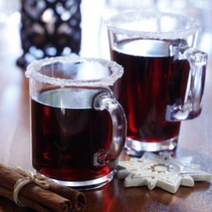 Vin chaud de Noël avec cannelle et sucre