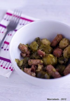 Choux de Bruxelles sautés aux saucisses, servi dans un bol.