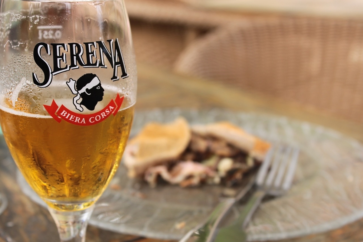 Bière corse Serena et plat local