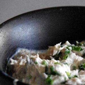 Rillettes de poisson à la ciboulette dans un ramequin.
