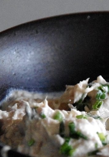 Rillettes de poisson à la ciboulette dans un ramequin.