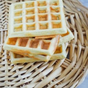Gaufres belges empilées sur un panier en osier