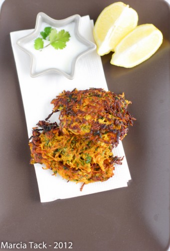 Galettes de légumes frites avec sauce et citron.