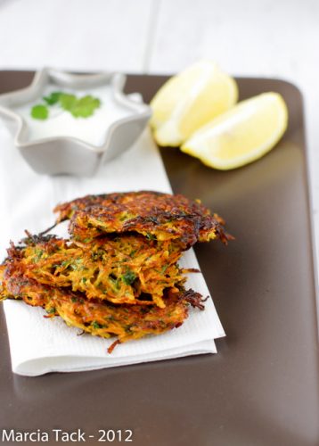 Galettes de légumes frites avec citron et sauce au yaourt.