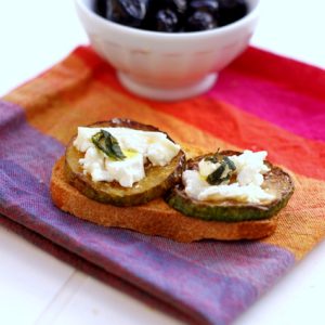 Tartines de courgette, fromage frais et olives.