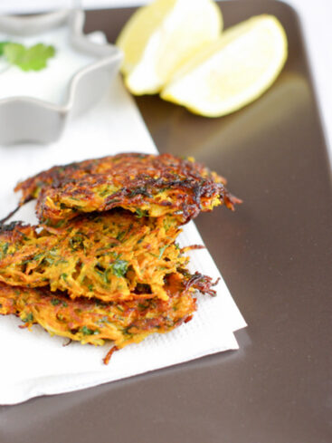 Galettes de légumes avec sauce et citron