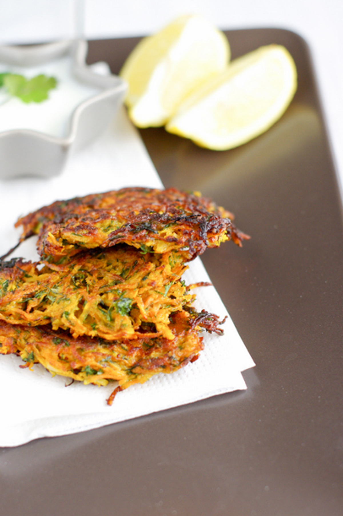 Galettes de légumes avec sauce et citron