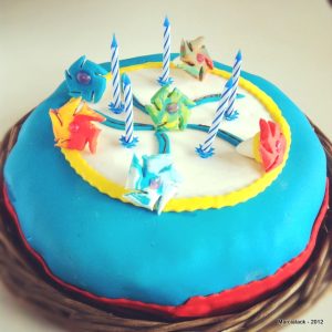 Gâteau d'anniversaire décoré avec bougies et pâte à sucre