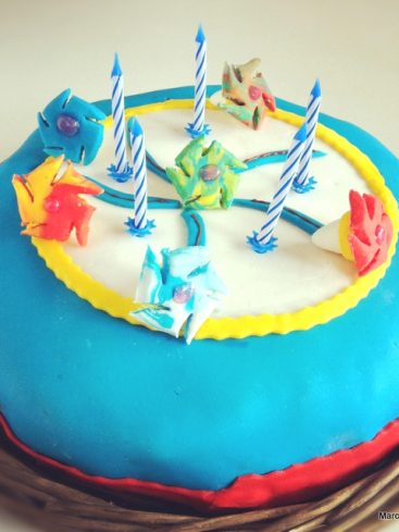 Gâteau d'anniversaire décoré avec bougies et pâte à sucre