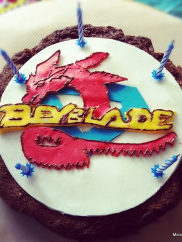 Gâteau d'anniversaire Beyblade avec bougies.