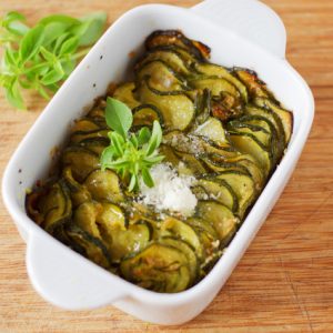 Gratin de courgettes au basilic dans un plat blanc