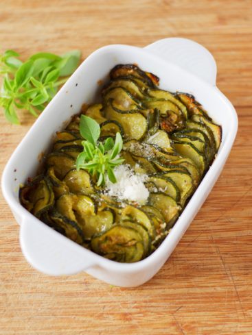 Gratin de courgettes au basilic dans un plat blanc