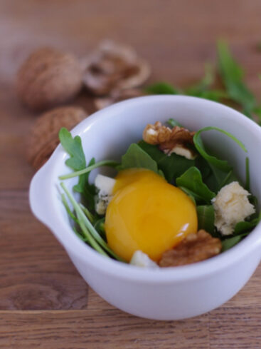 Salade avec œuf, roquette, noix et fromage bleu