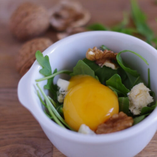 Salade avec œuf, roquette, noix et fromage bleu