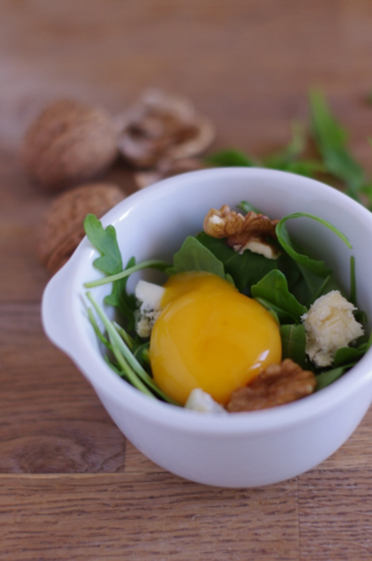 Salade avec œuf, roquette, noix et fromage bleu