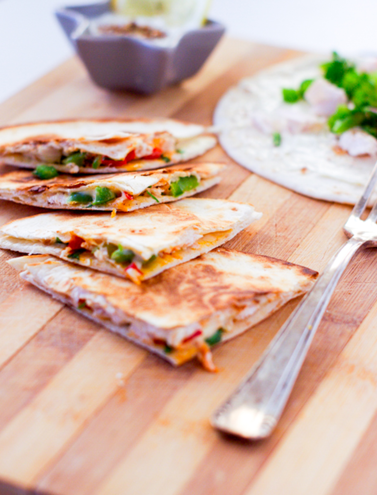 Quesadillas au poulet et légumes sur planche en bois.