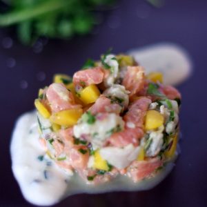Tartare de saumon et mangue avec sauce crémeuse