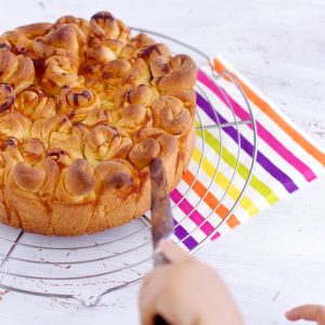 Brioche aux roses coupée par une enfant.