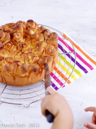 Brioche aux roses coupée par une enfant.