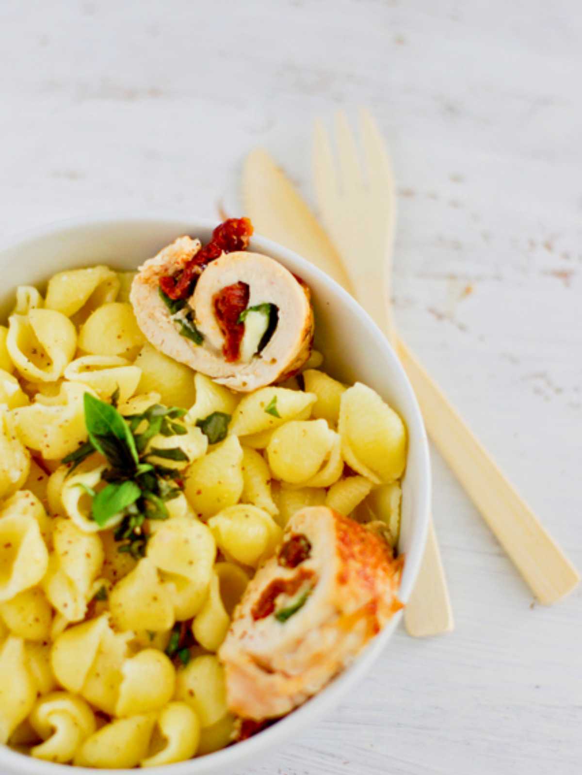 Pâtes coquilles, poulet farci tomate séchée, basilic