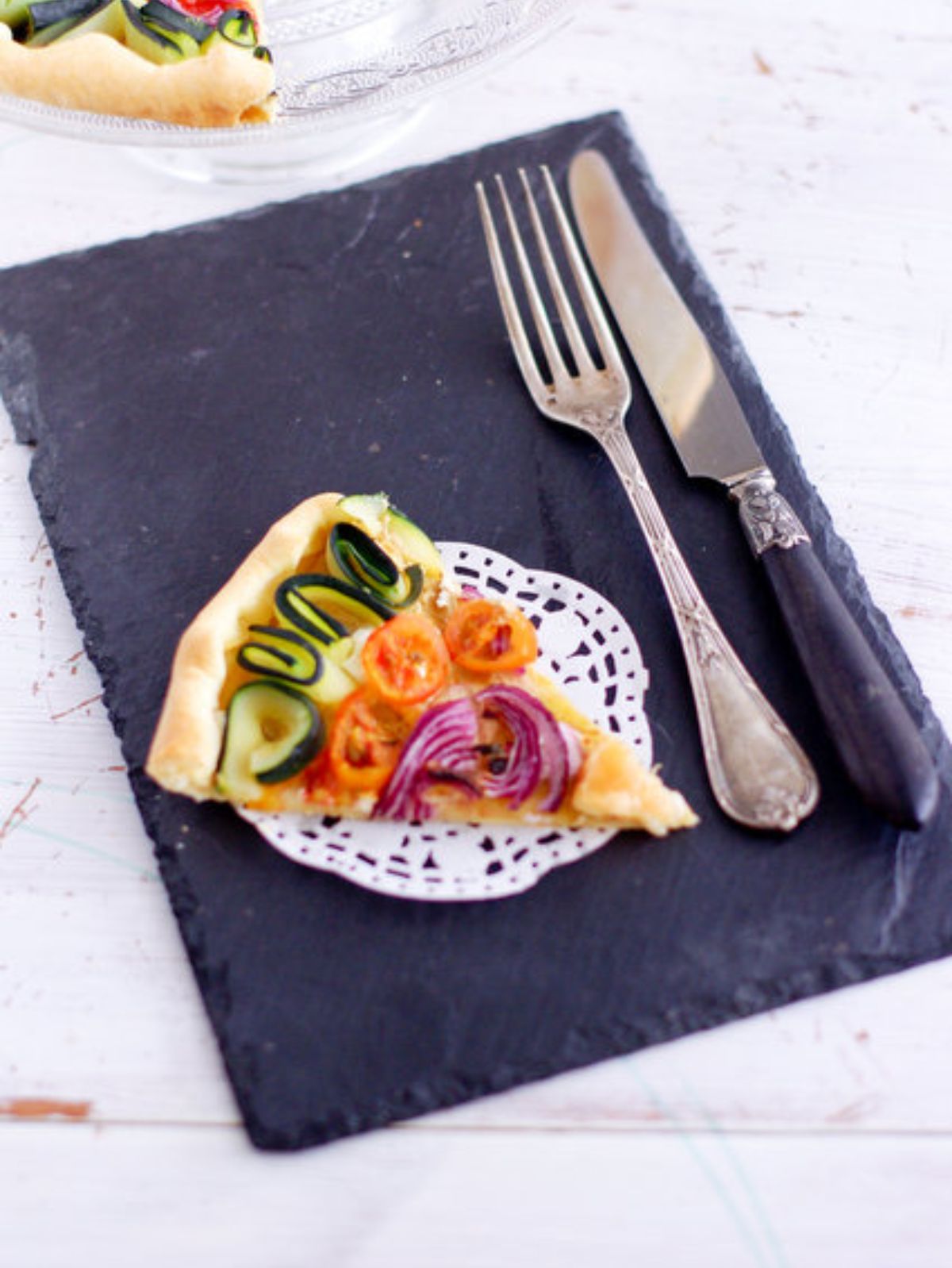 Part de tarte aux légumes sur ardoise