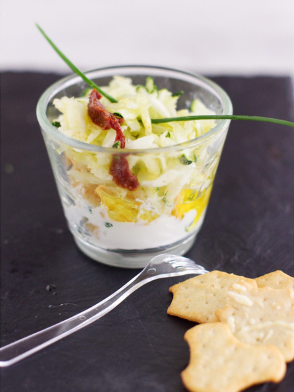 Verrine de légumes frais avec crackers