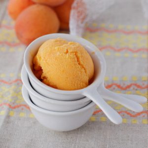Glace à l'abricot dans des ramequins blancs.