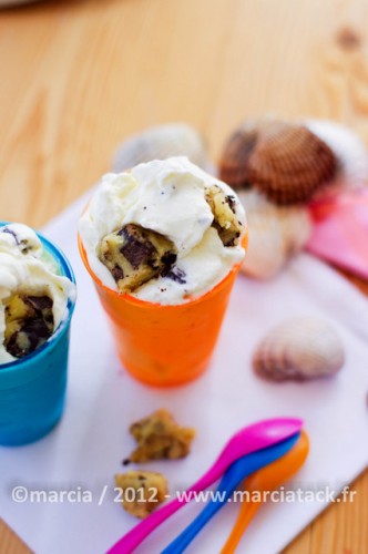 Glace vanille et morceaux de cookie dans gobelets colorés