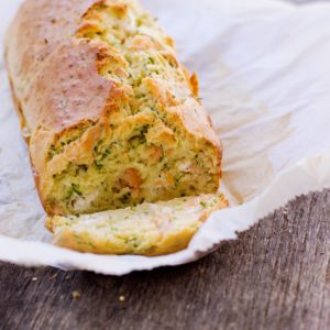 Recette de cake saumon fumé, chèvre et ciboulette