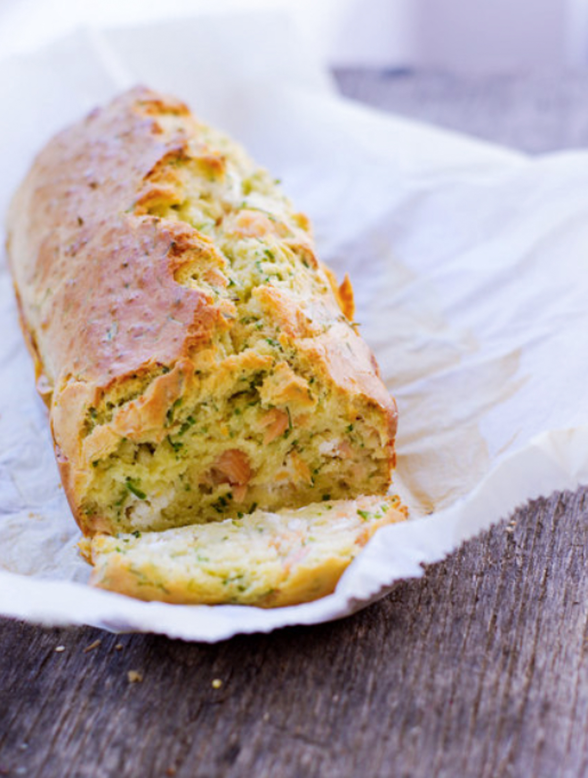 Cake au saumon fumé tranché, avec ciboulette et fromage de chèvre frais