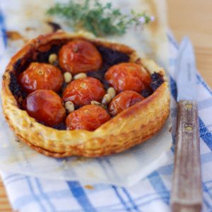 Tartelette aux tomates cerises, pignons et thym frais