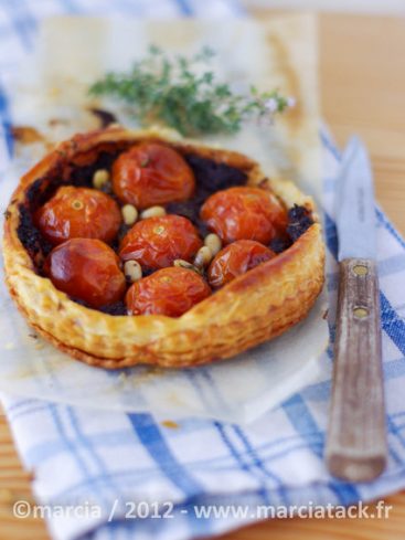 Tartelette aux tomates cerises, pignons et thym frais