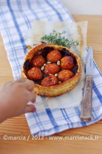 Tarte aux tomates cerises et pignons, main enfant.