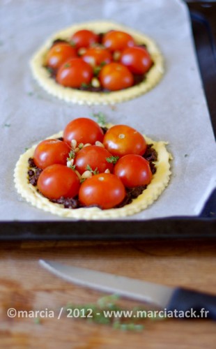 Tartelettes aux tomates cerises, olives et herbes.