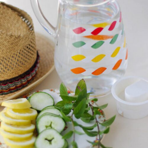 Eau aromatisée, citron, concombre, menthe et chapeau