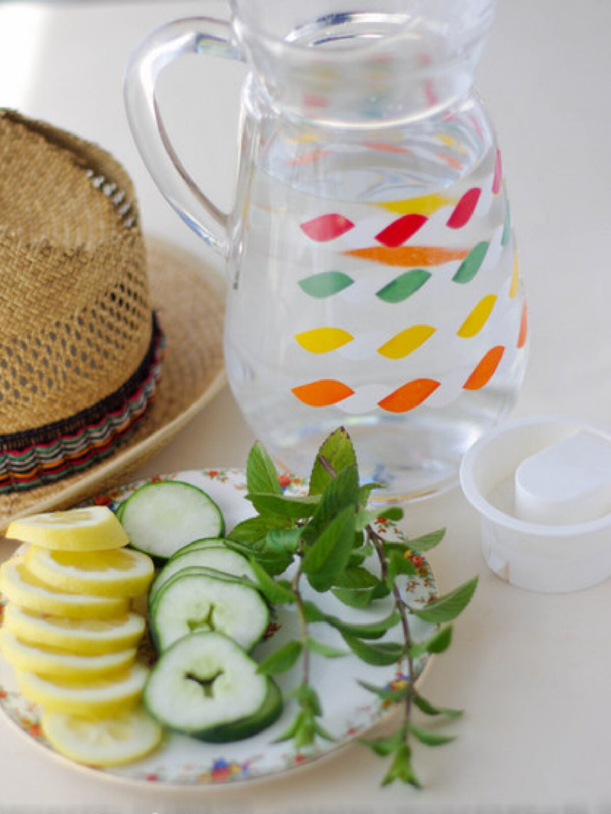 Eau aromatisée, citron, concombre, menthe et chapeau