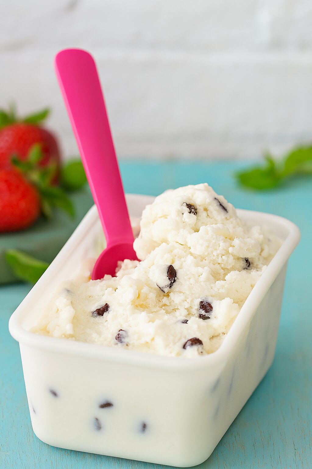 Glace stracciatella avec fraises et menthe