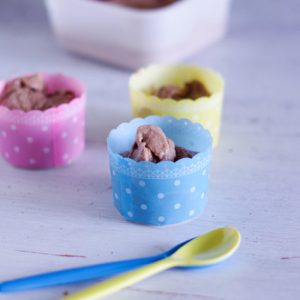 Mousse au chocolat dans moules à cupcakes colorés.