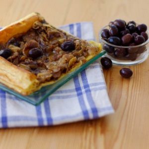 Tarte à l'oignon et olives noires sur table